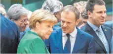  ?? FOTO: AFP ?? Am Ende eines schwierige­n EU-Gipfels lobten sie die „loyale und enge Zusammenar­beit“: Donald Tusk (Mitte r.) mit Angela Merkel