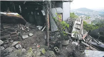  ??  ?? En la colonia Altos de la Cabaña se reportó el hundimient­o de una vivienda en abandono.