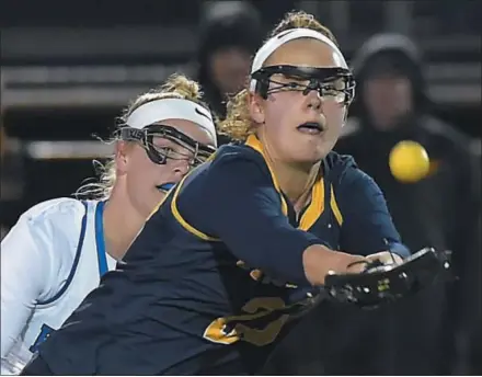  ?? PETE BANNAN — MEDIANEWS GROUP ?? Unionville’s Maddie Holt (23) controls a draw ahaead of Kennett’s Peyton Hunt in the first half Tuesday night at Kennett.