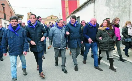  ?? JCYL ?? Fernández Mañueco llega a Villalar junto a su alcalde, Luis Alonso, Carnero, Íscar, María González o Juan Zapatero, entre otros