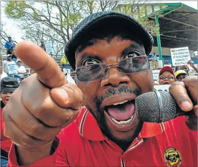  ?? PHOTOGRAPH: BAZIL RAUBACH ?? FED UP: About 1 500 municipal workers and Samwu members from across the province marched from King William’s Town to Bhisho yesterday