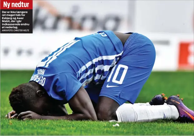  ?? ARKIVFOTO: CHRISTER HOLTE ?? Der er ikke laengere ret meget håb for Esbjerg og Awer Mabil, der i går indkassere­de endnu et nederlag.