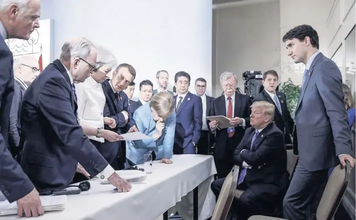  ?? PHOTO D’ARCHIVES ?? Bras croisés et seul dirigeant assis, Donald Trump n’affichait pas son plus beau sourire en compagnie des leaders réunis lors du Sommet du G7 à Charlevoix, en juin 2018, notamment, Justin Trudeau, du Canada ; Angela Merkel, de l’Allemagne ; Emmanuel Macron, de France ; Shinzo Abe, du Japon ; et Theresa May, du Royaume-Uni.