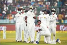  ?? AFP file ?? Several Sri Lankan players wear masks in an attempt to protect themselves from air pollution during the third Test against India in New Delhi.