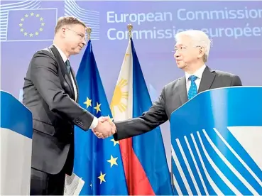  ?? PHOTOGRAPH COURTESY OF THE DTI ?? EUROPEAN Commission executive vice president Valdis Dombrovski­s (left) and Trade Secretary Alfredo Pascual shake hands after the announceme­nt of the resumption of negotiatio­ns for the Philippine­s-EU Free Trade Agreement, on Monday night in Brussels, Belgium.