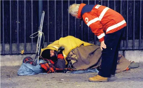  ?? Foto: dpa/Maurizio Gambarini ?? Auf der Straße zu übernachte­n, ist im Winter lebensgefä­hrlich. Doch Notschlafp­lätze gibt es lange nicht genug.