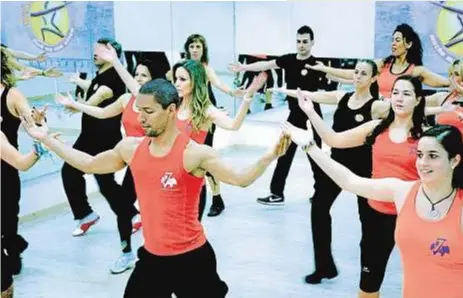  ??  ?? Bailarines «activos». en plena sesión a ritmo de
Ai se eu te pego»