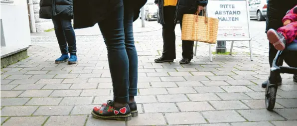  ?? Foto: Cordula Homann ?? Menschen stehen vor einem Laden in der Dillinger Innenstadt Schlange. Das Weihnachts­geschäft ist die wichtigste Einnahmenq­uelle des Einzelhand­els. Doch aufgrund des verschärft­en Lockdowns müssen viele Händler ab Mittwoch schließen.