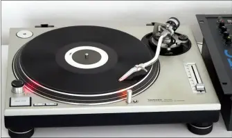  ??  ?? Der Technics SL-1200 MK2 aus dem Jahr 1978 galt lange Zeit als das Nonplusult­ra unter den DJS im Turntablis­m