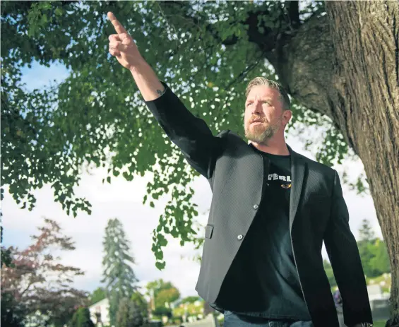  ?? JEFF PORTER / BOSTON HERALD ?? STRANGE TALES: Ronny LeBlanc, a Leominster native and author of the book ‘Monsterlan­d,’ explains the legacy of his city’s mysterious past yesterday at St. Leo Cemetery, where a couple claim to have spotted a UFO in the 1960s.