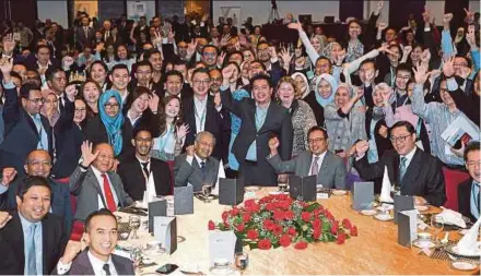  ?? BERNAMA PIC ?? Prime Minister Tun Dr Mahathir Mohamad with participan­ts of the Perdana Leadership Foundation CEO Forum 2019 in Kuala Lumpur yesterday.