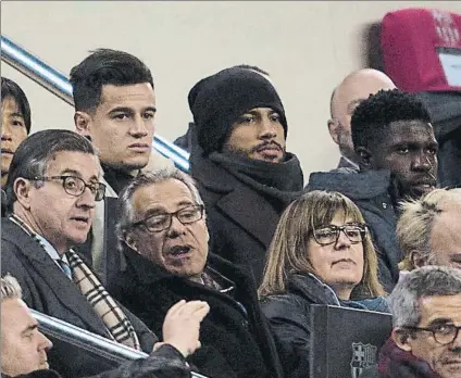  ?? FOTO: P. PUNTÍ ?? Coutinho, junto a un abrigadísi­mo Rafinha y Dembélé El brasileño lo pasó en grande y comprobó de lo que es capaz su Barça