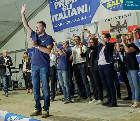  ?? (Foto Pretto) ?? Sul palco Matteo Salvini, vicepremie­r uscente e ministro uscente, durante il suo intervento di ieri sera dal palco allestito alla festa di Pinzolo