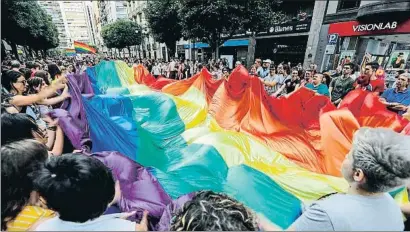  ?? MANUEL BRUQUE / EFE ?? Miles de personas participar­on el pasado fin de semana en la Fiesta del Orgullo LGTBI en València