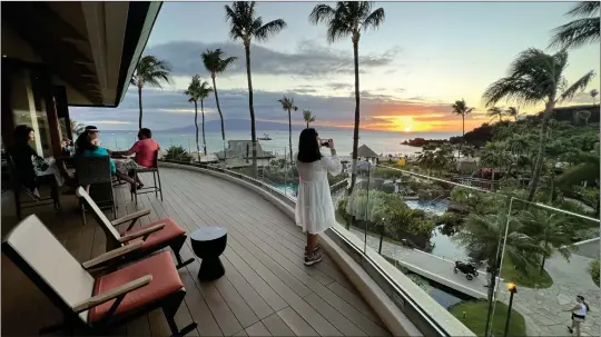  ?? ?? The wraparound lanai at the Sheraton Maui's Sandbar offers views of neighborin­g Lanai and Molokai islands, as well as a menu of pupus and tropical cocktails.