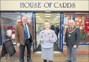  ?? ?? NWN editor Andy Murrill, store manager Sian Faulkner and mayor of Thatcham John Boyd at the award presentati­on on Monday