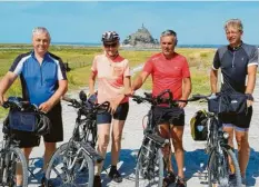  ?? Foto: Sammlung Dietmayer ?? Die Profiradlg­ruppe der Thannhause­r vor dem Mont-Saint-Michel (von links): Heinz Dietmayer, Antonia Hauser, Tourleiter Raimund Kraus und Stephan Martens-Weh.