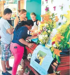  ?? FOTO: EL HERALDO ?? Los restos mortales del joven Yosel Antonio Hernández, de 15 años, comenzaron a ser velados ayer.