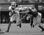  ?? Christophe­r Hanewincke­l-USA TODAY Sports ?? Georgia Bulldogs running back James Cook (4) gets away from a tackle for a gain during the first half against the Vanderbilt Commodores at Vanderbilt Stadium in Nashville.