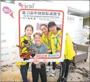  ?? PROVIDED TO CHINA DAILY ?? Jon Rennie, a film producer, uses the selfie frame of the animation festival to take pictures.