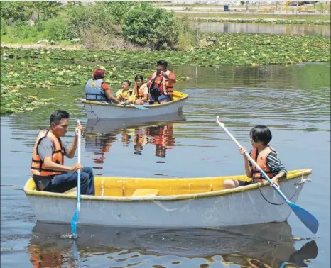  ?? ?? Uno de los atractivos del Acuaparque son los paseos en lancha por el lago. Este espacio recreativo se encuentra en la colonia San Antonio Kaua II, en el oriente de Mérida