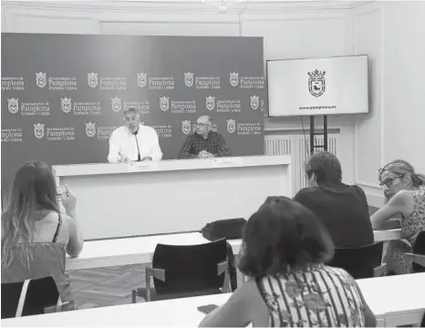  ??  ?? El alcalde, Joseba Asiron, y el concejal Joxe Abaurrea, durante la rueda de prensa de ayer.