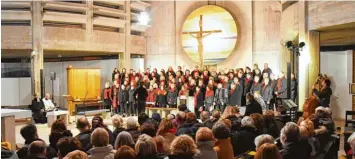  ?? Foto: Cynthia Matuszewsk­i ?? Rund 100 Sänger aus der gesamten Region haben zusammen mit Chorleiter­in Sigrid Pröbstl sechs kurze Wochen für diesen und zwei weitere Gottesdien­ste am kommenden Wochenende geprobt.