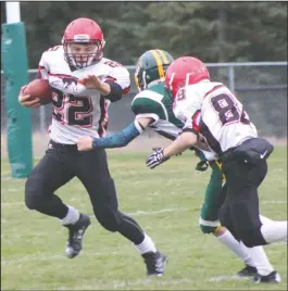  ?? SUBMITTED
PHOTO ?? Chayce Davies (left) runs with the ball in an undated photo while brother Haedyn (right) blocks for him. Both brothers have committed to play for the Calgary Colts junior football team.