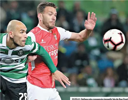  ??  ?? DUELO. Defesa não conseguiu impedir bis de Bas Dost