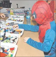  ??  ?? Spiderman, de solo 6 añitos, con un gran espíritu científico ya demostró su destreza con los legos.