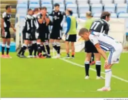  ?? ALBERTO DOMÍNGUEZ ?? Los jugadores del Marbella, de fondo, celebran un gol.