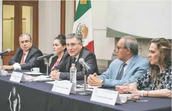  ??  ?? El presidente de la Comisión Nacional de los Derechos Humanos, Luis Raúl González Pérez (centro), encabezó ayer la presentaci­ón del estudio sobre Seguimient­o de Recomendac­iones de la CNDH en Materia de Agresiones a Periodista­s.