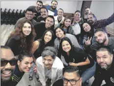  ?? FOTO DE CORTESÍA ?? Miembros del personal del Departamen­to de Salud Conductual del Condado de Imperial en una fotografía grupal después de una sesión de yoga de la risa celebrada en el Valle Imperial.