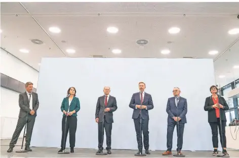  ?? FOTO: IMAGO ?? Robert Habeck, Annalena Baerbock (beide Grüne), Olaf Scholz (SPD), Christian Lindner (FDP), Norbert Walter-Borjans und Saskia Esken (beide SPD) bei der Pressekonf­erenz zur Aufnahme von Koalitions­verhandlun­gen.