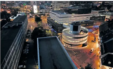  ?? FOTO:BECKERBRED­EL ?? Saarbrücke­n bei Nacht. So düster sehen Experten die Zukunft der Stadt als Einkaufsme­tropole nicht.