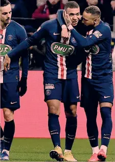  ?? AFP ?? Felici Neymar, 27 anni, celebra con Mbappé, 21, uno dei gol al Lione