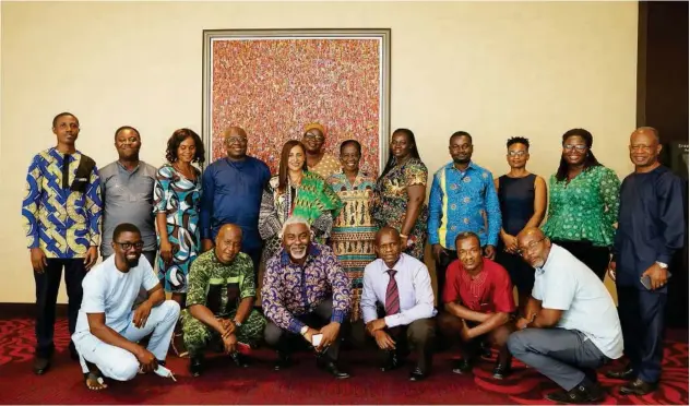  ??  ?? ↑
Sheikha Bodour Al Qasimi in a group photo following the meeting with local publishers and members of the Ghanaian Publishers Associatio­n.