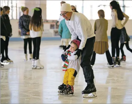  ?? FILE PHOTO ?? Two members of the Skating Club of Taos hit the ice together.