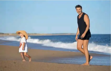  ??  ?? Padre e hijo protagoniz­aron tiernas escenas junto al mar. Gael, con tan sólo dos años, fue el protagonis­ta de una divertida tarde de juegos. Con el sombrero de papá se llevó todas las miradas.