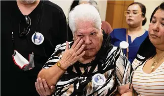  ?? Yi-chin Lee/staff photograph­er ?? Graciela Quinones, mother of Jessica Quinones, wipes away tears after Judge Natalia Cornelio didn’t set an execution date for inmate Arthur Brown, who in 1992 killed Jessica and others.