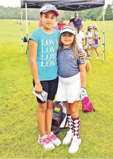  ??  ?? Lorena posa junto a su hermana Renata en el Campeonato Mundial.