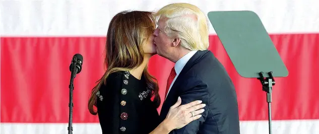  ??  ?? Il bacio Il presidente degli Stati Uniti Donald Trump bacia la moglie Melania alla base navale di Sigonella, dopo la conclusion­e del G7 e prima della partenza per Washington (Reuters/Darrin Zammit)