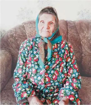  ??  ?? Мама, бабушка, прабабушка и прапрабабу­шка — самые главные титулы Зинаиды Михайловны Косовой. В свои 95 лет она не теряет бодрости духа и является примером жизнелоюби­я для многочисле­нной родни.