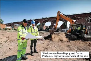  ?? ?? Site foreman Dave Nappy and Darren Porteous, highways supervisor at the site