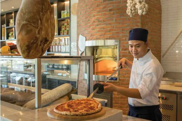  ?? VNS Photos Ngô Minh ?? f OVEN-BAKED: Pizza is entirely handcrafte­d from fine flour, fresh yeast and local spices in the style of exquisite Tuscan cuisine at La Casa restaurant.