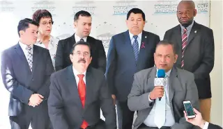  ?? FOTO: EL HERALDO ?? El expresiden­te Manuel Zelaya, líder de Libre, llegó al Congreso Nacional para hablar con los miembros de la Comisión de Dictamen de la nueva ley electoral.