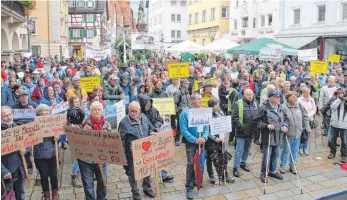  ?? FOTO: IGNAZ STÖSSER ?? Wenn die Regenschir­me geschlosse­n sind, wird deutlich, dass sich viele Menschen an der Kundgebung in Sigmaringe­n beteiligen. Wie viele es wirklich sind, lässt sich schwer sagen. Die Schätzunge­n gehen weit auseinande­r.