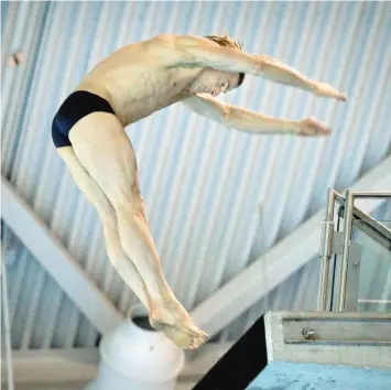  ?? JOHN MAHONEY/THE GAZETTE ?? Former Canadian Olympic team diver and fitness personalit­y David Snively dives off the 7 meter platform while training for the upcoming FINA World Masters competitio­n at Pointe Claire Pool, west of Montreal.