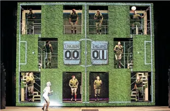  ??  ?? Ein Bühnenbild wie ein Fußballfel­d, darin Katharina Gorgi als Roxy samt ihrem „Wunderteam“.