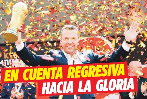  ??  ?? LLEGÓ LA COPA. El jugador alemán Lothar Matthaus llegó ayer a Moscú, Rusia, portando el trofeo Jules Rimet que acredita a su país como el campeón defensor del torneo que iniciará el 14 de junio en el país asiático.